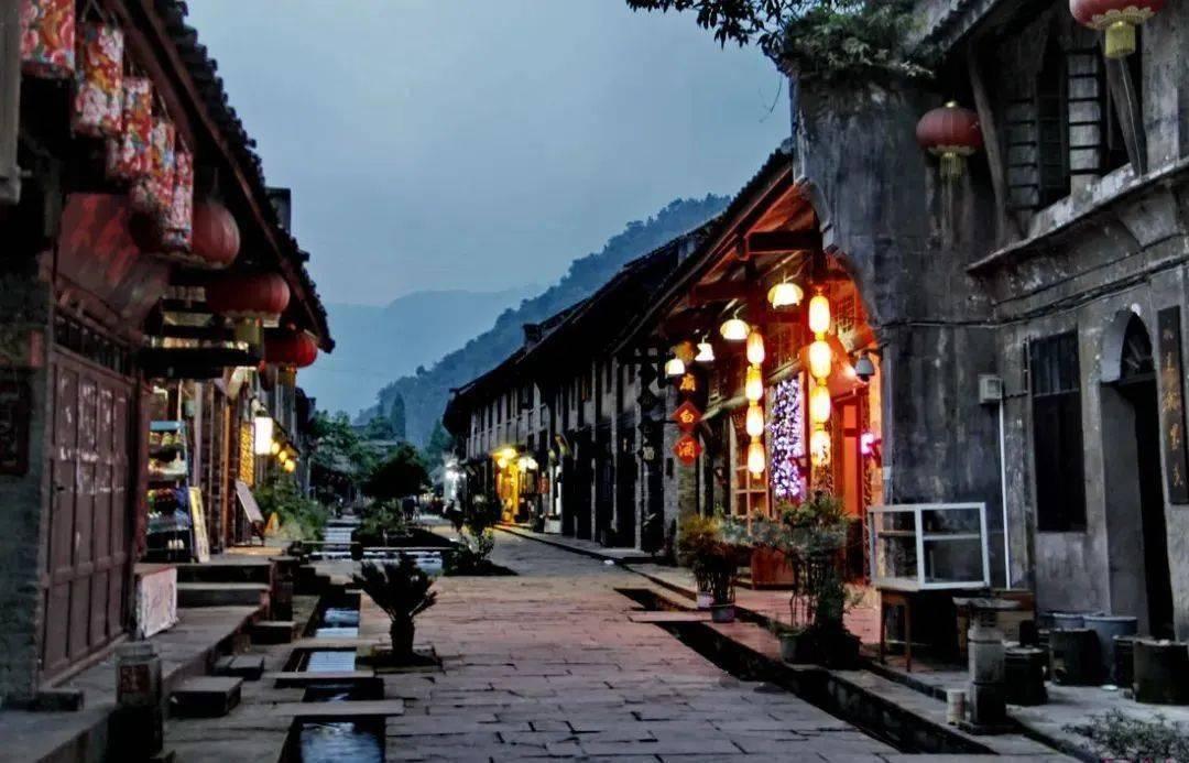 迷路的可爱男孩